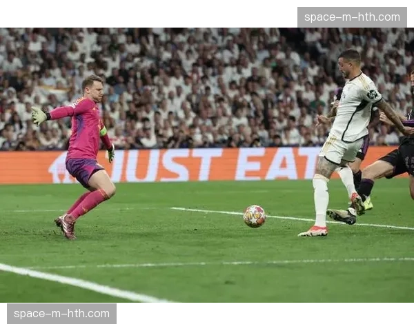 特写:37岁的诺伊尔高接抵挡,赛后向主场球迷鼓掌致意 特写:37岁的诺伊尔高接抵挡,赛后向主场球迷鼓掌致意