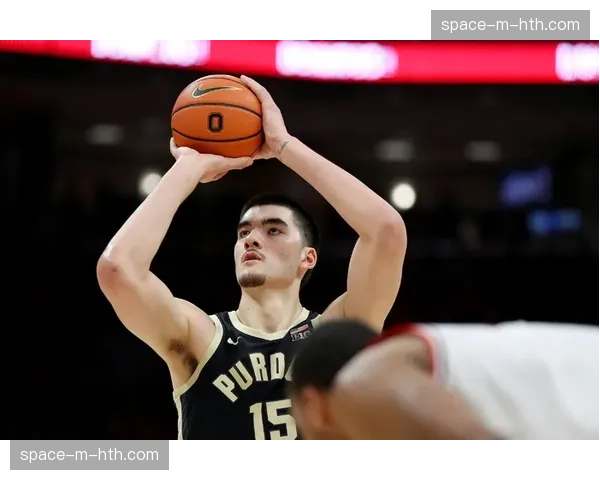NCAA“疯狂三月”决赛现场:普渡大学中锋扎克-伊迪关键封盖后振臂怒吼 NCAA“疯狂三月”决赛现场:普渡大学中锋扎克-伊迪关键封盖后振臂怒吼