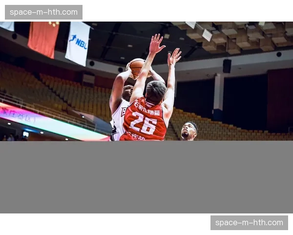 NBL联赛季后赛采用三场二胜制，常规赛排名靠前球队拥有两个主场