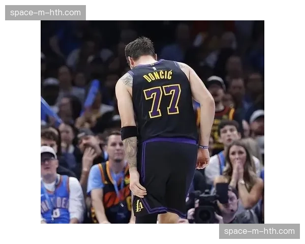 “东契奇左腿筋二级拉伤赴欧治疗，湖人首轮前景蒙上阴影”